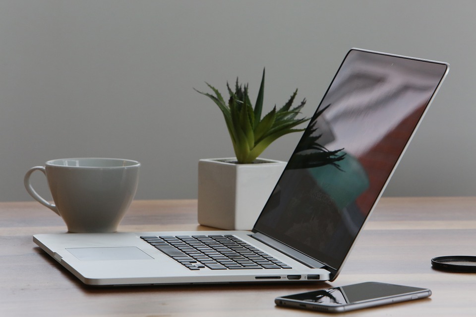 Using MacBook Vs Windows Laptop: Best 6 Differences!